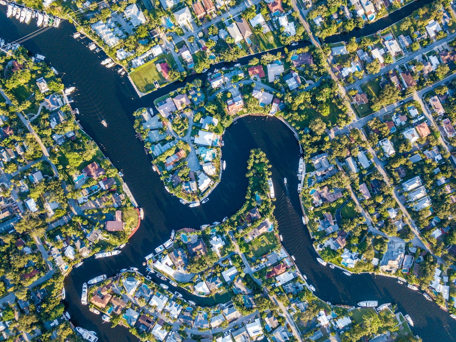 Vista aérea de los canales intracoastales de Fort Lauderdale y casas frente al agua — Venecia de América