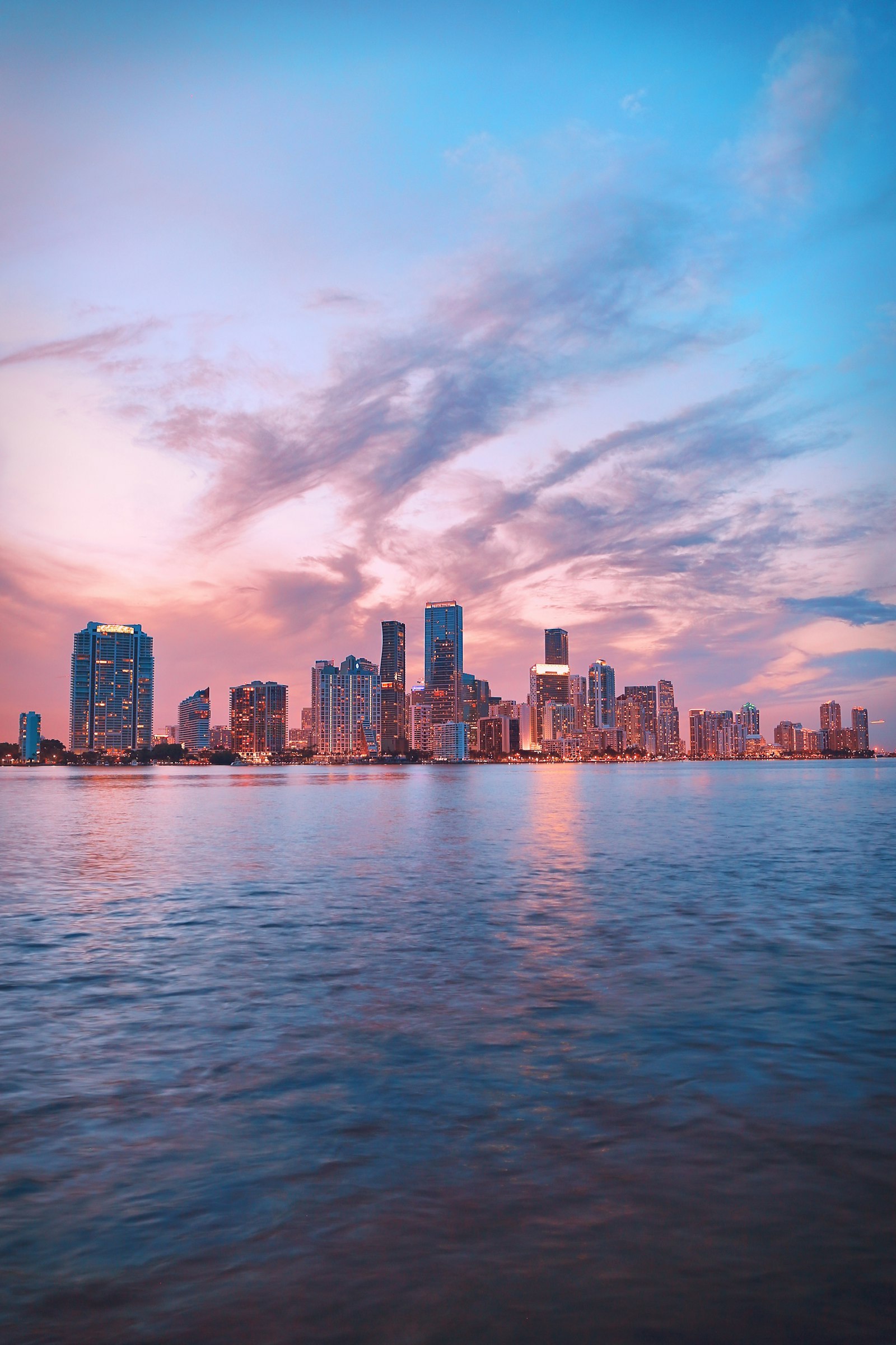 Horizonte del centro de Miami al atardecer reflejado en la Bahía de Biscayne